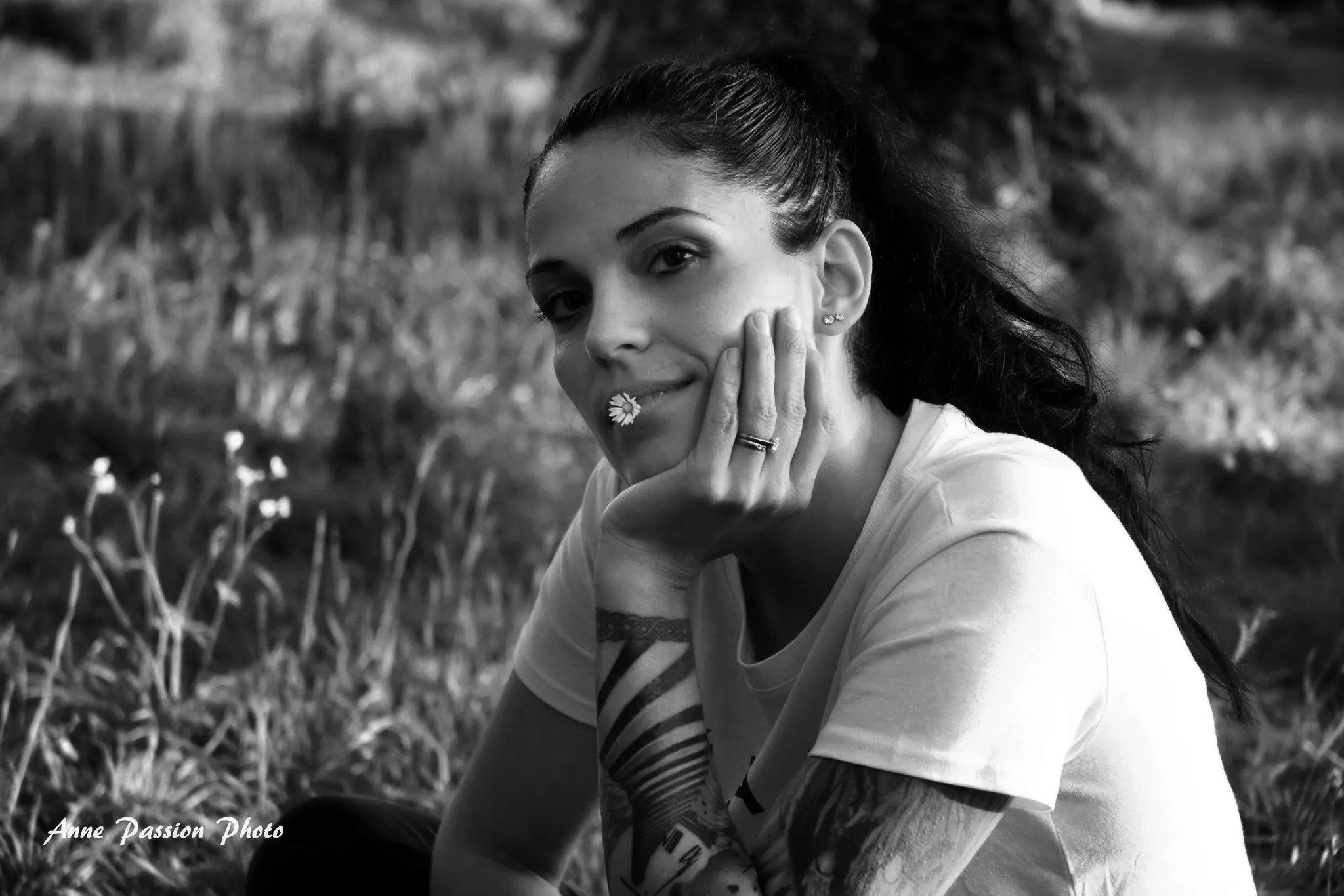 Portrait de Stéphanie Azémard, meilleure vidéaste de mariage 2025, spécialisée dans les mariages à Montpellier, Nîmes, Gard et Hérault.