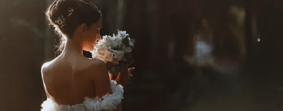 Mariée portant sa robe de mariage au Domaine du Petit Malherbes à Montpellier, capturée par Stéphanie Azémard.