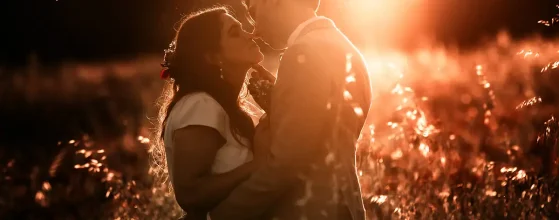 Mariés avec leur bébé lors d'un mariage bohème à Montpellier, photographié par Stéphanie Azémard.