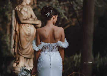 Coiffure de mariée capturée au Domaine du Petit Malherbes à Montpellier par Stéphanie Azémard.
