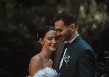 Couple de mariés au Domaine du Petit Malherbes à Montpellier, capturé par Stéphanie Azémard.