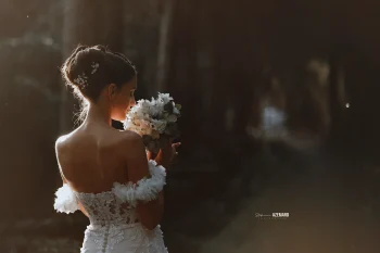 Mariée portant sa robe de mariage au Domaine du Petit Malherbes à Montpellier, capturée par Stéphanie Azémard.