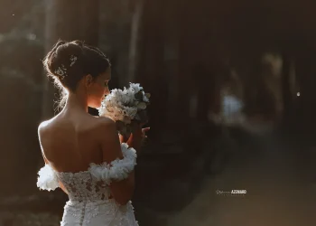 Mariée portant sa robe de mariage au Domaine du Petit Malherbes à Montpellier, capturée par Stéphanie Azémard.