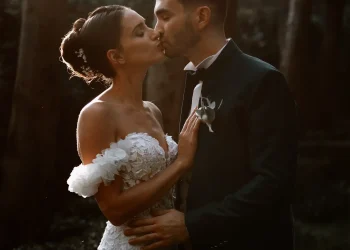 Couple de mariés lors de leur séance photo au Domaine du Petit Malherbes, capturé par Stéphanie Azémard.