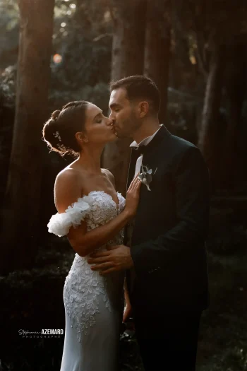 Couple de mariés lors de leur séance photo au Domaine du Petit Malherbes, capturé par Stéphanie Azémard.
