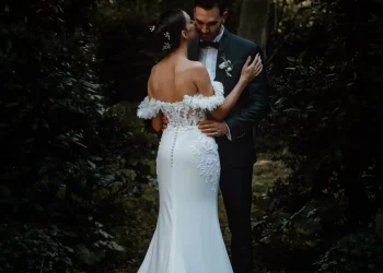 Couple de mariés au Domaine du Petit Malherbes, photographié par Stéphanie Azémard.