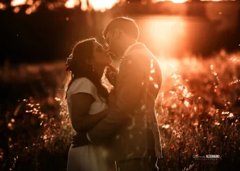 Mariés avec leur bébé lors d'un mariage bohème à Montpellier, photographié par Stéphanie Azémard.