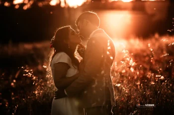 Mariés avec leur bébé lors d'un mariage bohème à Montpellier, photographié par Stéphanie Azémard.