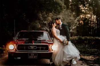 Couple romantique dans une forêt avec une voiture Mustang, capturé par Stéphanie Azémard, photographe à Montpellier.