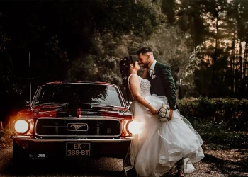 Couple romantique dans une forêt avec une voiture Mustang, capturé par Stéphanie Azémard, photographe à Montpellier.